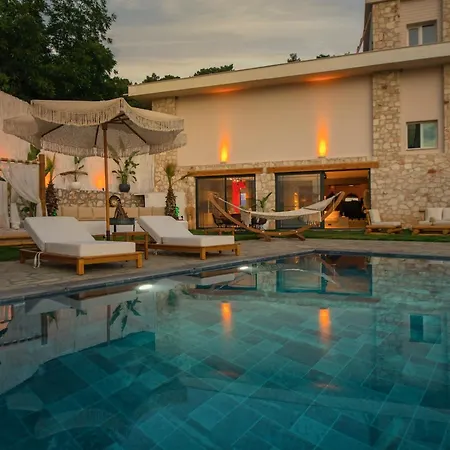 Lada Slav Exclusive Hotel *